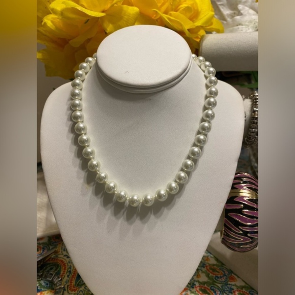 WHITE  PEARL NECKLACE